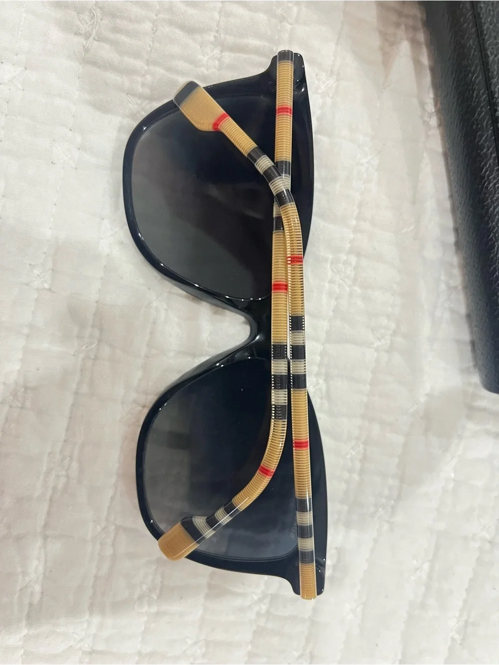 Burberry Black Cat-Eye Sunglasses with Gradient Lenses - Picture 4 of 4